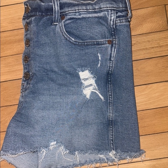 Women's Distressed Gap denim shorts - Picture 4 of 4